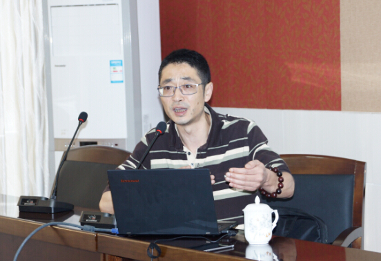 学校召开第八周备课组长会议  唐焱老师作专题讲座