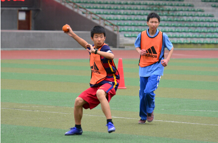 初2017届4班赢得年级垒球总冠军