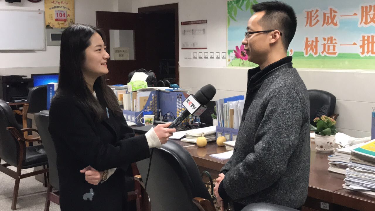 【央视新闻】人脑vs人工智能？中央电视台走进石室天府，娃娃们与高考机器人大比拼！