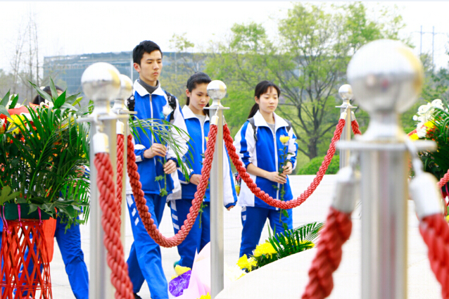 我校优秀学生干部、优秀共青团员 到成都烈士陵园开展纪念活动