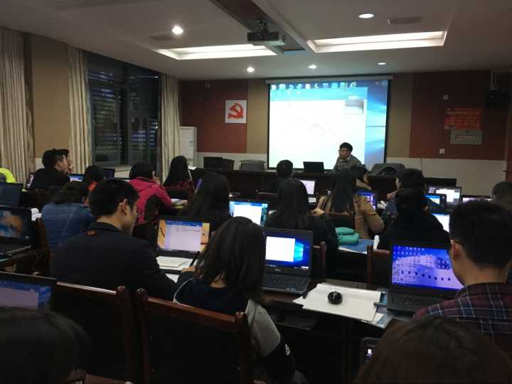 我校成功举办石室天府中学2016-2017年度（下） 青年教师系列培训第三次培训