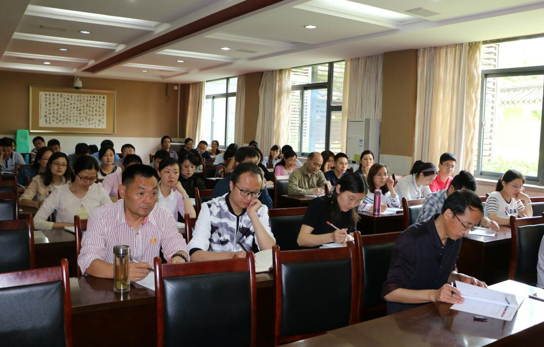 教学处主持召开第十二周备课组长会议