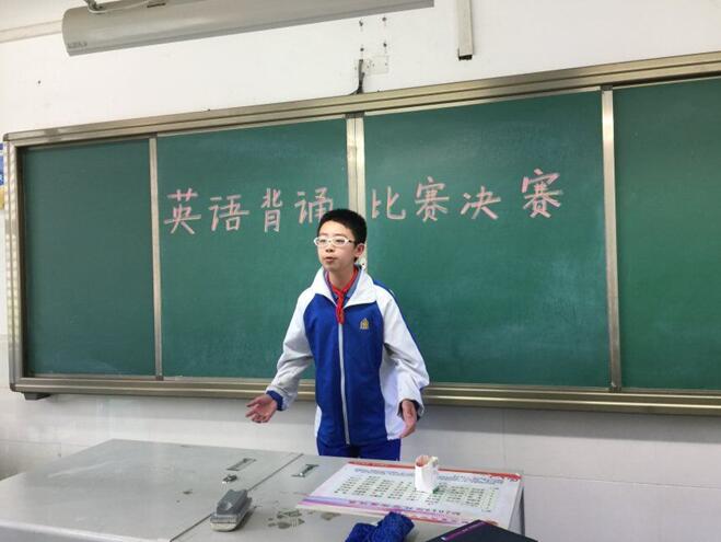 初一年级举行英语背诵比赛