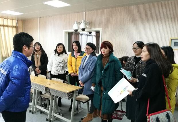 成都高新区英语学科专家工作室汇报展示课在我校举行