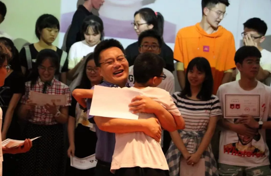 【新浪四川】超燃!我们生来就是为了迎向激流!高考成绩公布后 这位校长给学生写了封亲笔信