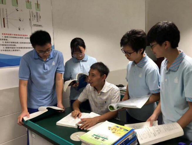 【新浪四川】祝贺！石室天府中学唐志哲荣获五年一评的“全国优秀教师”称号