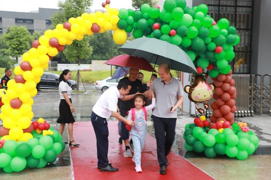 【新浪四川】开学啦！石室天府中学附属小学一年级新生报到进行时