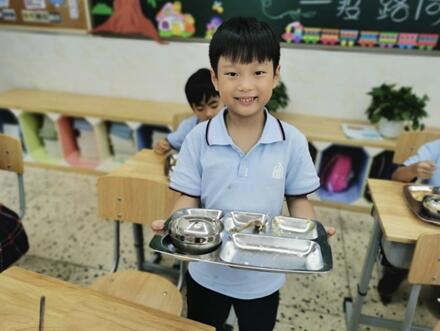 【四川新闻网】老师们轮流“陪吃”，带领一年级小萌新践行“光盘行动”