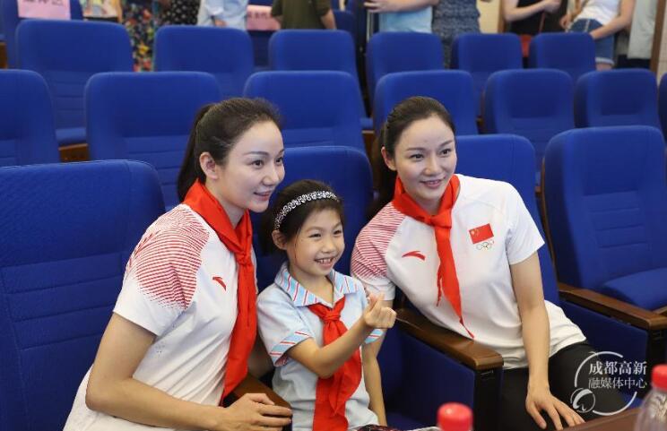 【成都电视台神鸟资讯】花泳冠军进校园 文翁少年话成长