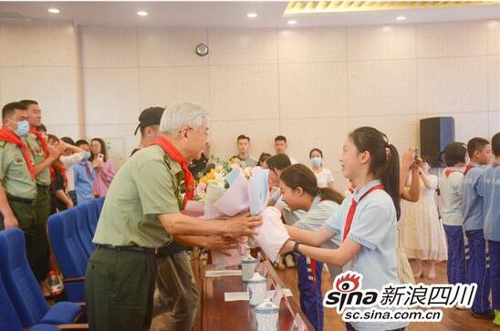 【新浪四川】这个特殊的儿童节 石室天府附小学子倾听抗疫故事 感悟榜样力量