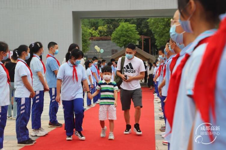 【成都高新】解锁新校园 我是小学生啦！直击高新娃的小学报到日