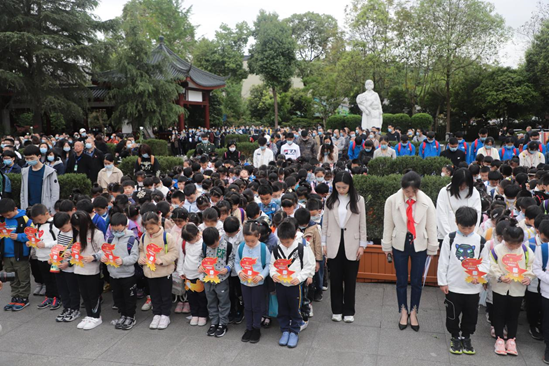 【成都日报锦观新闻】小学生听英雄故事祭英烈，十二桥烈士墓前许誓言