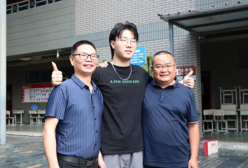 毕业快乐，记得要满怀热情地奔赴未来呀！