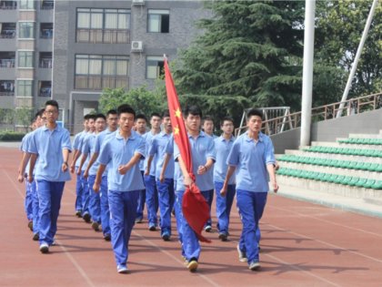重视安全   珍惜时间——我校第十五周升旗仪式主题教育活动