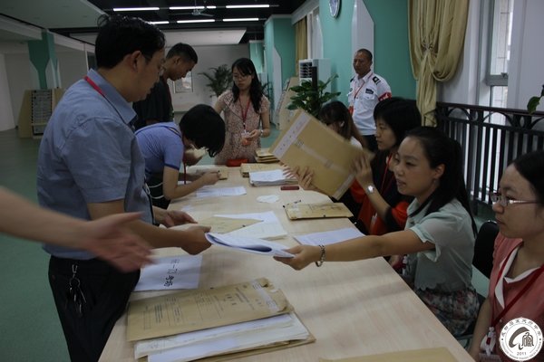 考务人员分发试卷袋+考试结束后监考老师整理