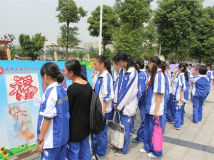 缤纷季节·我的中国梦——我校举行“欢庆教师节”第二届学生美术作品展览