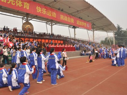 我校第三届运动会初中年级入场式集锦