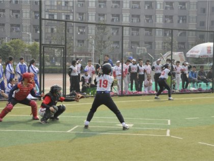 新加坡国家棒垒球俱乐部队来我校交流并与我校垒球队进行友谊赛!