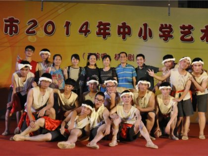 热烈祝贺我校男生合唱团表演唱《川江号子》荣获成都市2014年中小学艺术展演赛第一名！