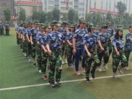 新生入训初尝苦，教官精练助成才