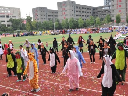 我校第四届运动会入场式集锦（初二年级）