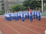 坚持体育锻炼、健康伴我成长--我校举行2014--015学年度下期第十一周升旗仪式！