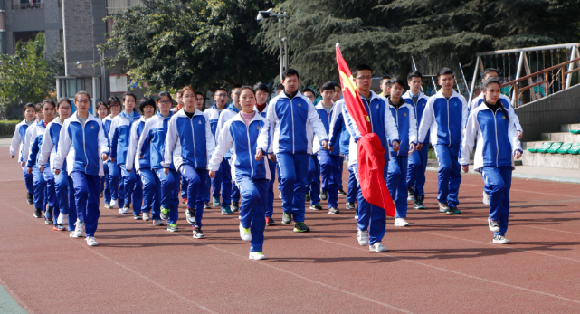 我校举行2016-2017学年度下期第七周升旗仪式