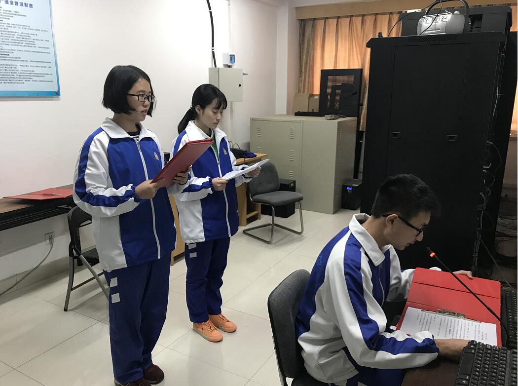 传承中华美德，做道德模范榜样 --我校举行2016-2017学年下期第九周室内升旗仪式