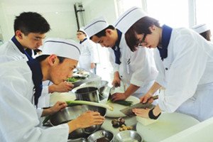 厨房大战 为不在异国吃泡面“拼了”——华西都市报对我校国际部高三烹饪课的报道